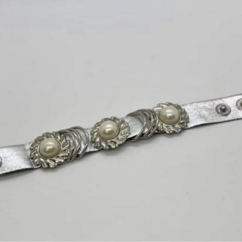 Stunning NWOT Silver Pearl Edgy Bracelet with 2  Clasps. 💍